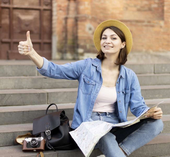 portrait-smiley-tourist-with-hat